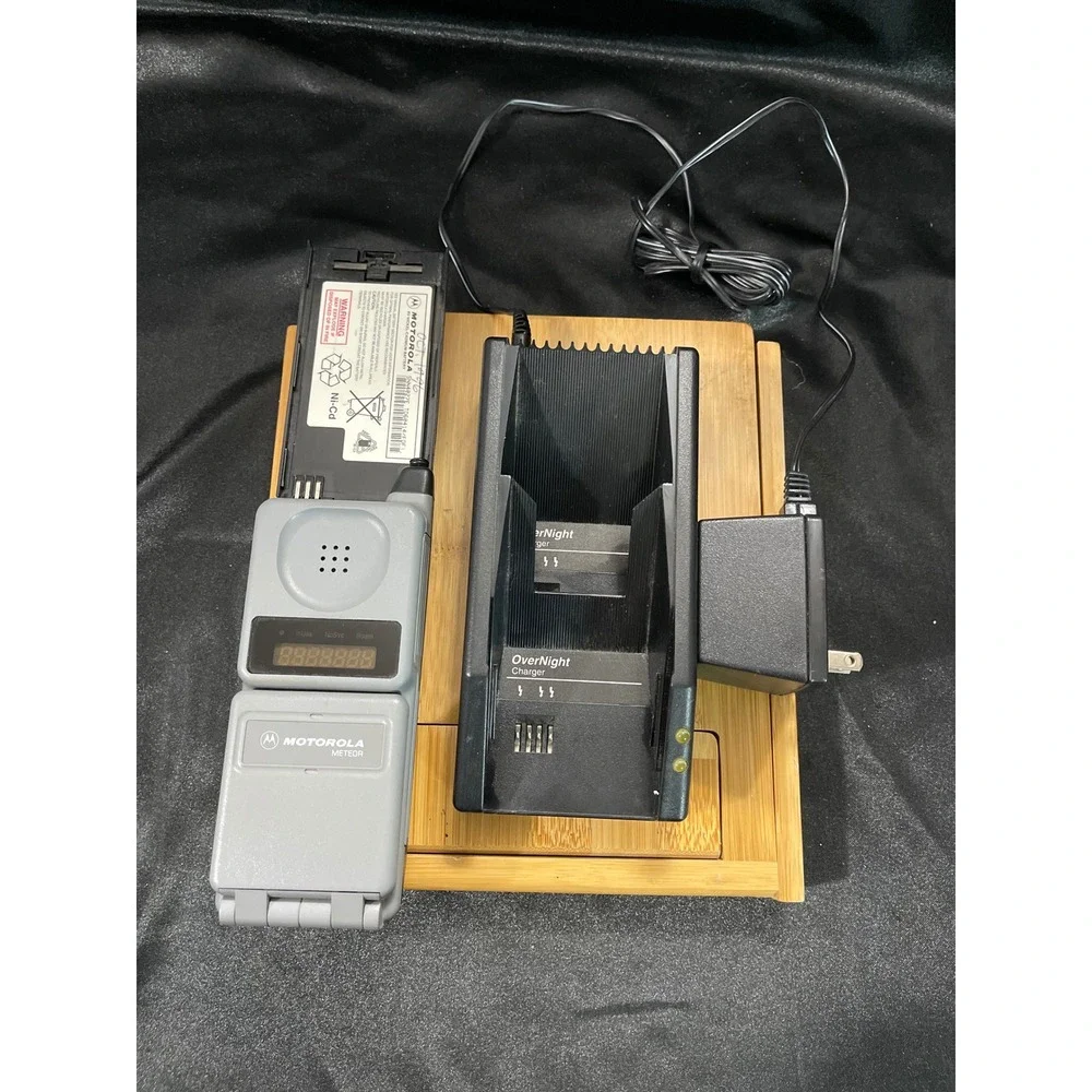 Motorola  Vintage‎ Flip Phone Grey with Charger Base